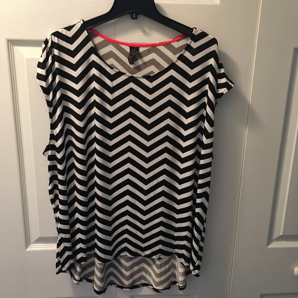 White/black chevron sleeveless top - Picture 1 of 1